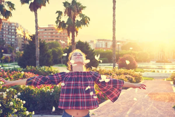 Chica Brazos Abiertos Lanzando Pétalos Flores Otudoor Parque — Foto de Stock