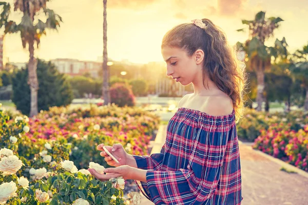 Retrato Niña Tomando Fotos Una Flor Rosa Con Teléfono Inteligente — Foto de Stock