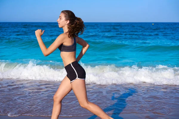 少年赛跑女孩奔跑在海滩海岸在夏天 — 图库照片
