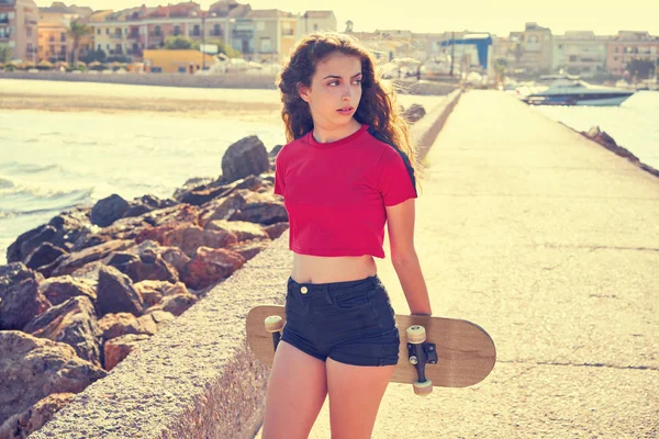 溜冰鞋女孩在海滩船坞与红色 T恤衫 — 图库照片