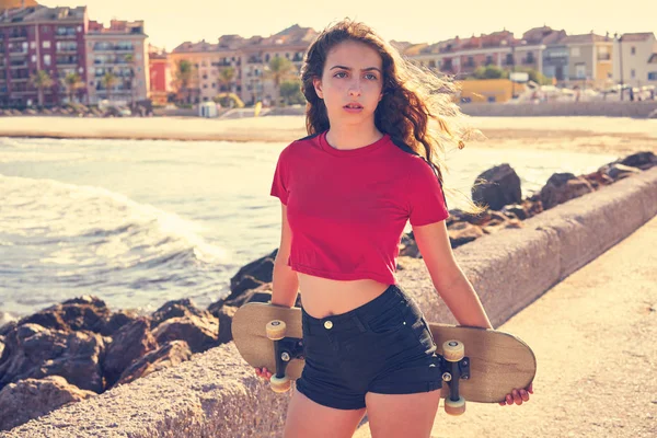 シャツとビーチのドックでローラー スケート少女 — ストック写真