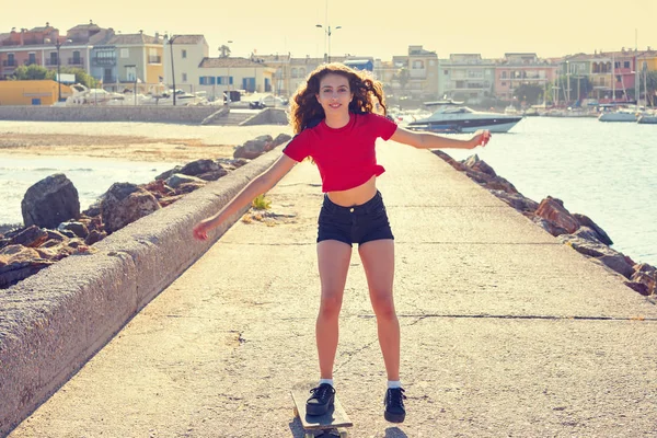 シャツでスケートとビーチのドックでローラー スケート少女 — ストック写真