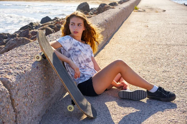 Kırmızı Shirt Ile Bir Plaj Iskeledeki Roller Skate Kız — Stok fotoğraf