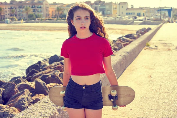 Roller Skate Girl Dans Quai Plage Avec Shirt Rouge — Photo