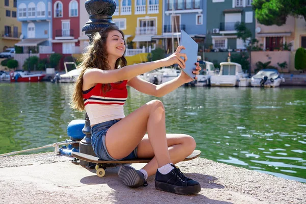 マリーナにタッチと遊ぶスケート ボードとタブレットの Selfie で十代の少女 — ストック写真