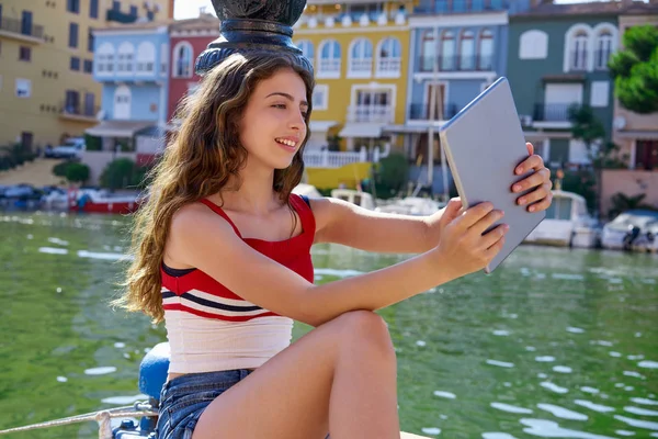 マリーナにタッチと遊ぶスケート ボードとタブレットの Selfie で十代の少女 — ストック写真
