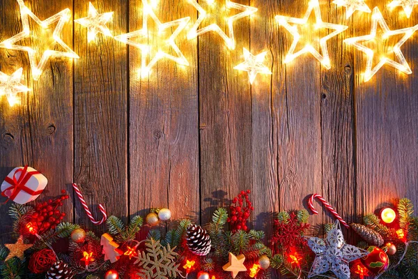 クリスマス光る星とヴィンテージの木製の背景コピー スペースのモミ — ストック写真