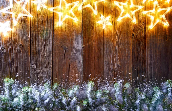 Рождественские Светящиеся Звезды Снежная Ель Старинном Деревянном Фоне Пространство Копирования — стоковое фото