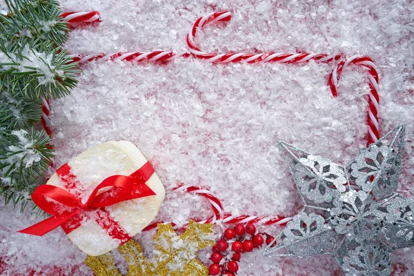 クリスマス ギフトやキャンディー杖雪背景のボーダー上のフレーム — ストック写真
