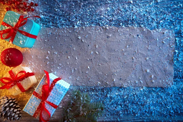 クリスマス プレゼントと空白の紙リサイクル雪背景 Fir コーン — ストック写真