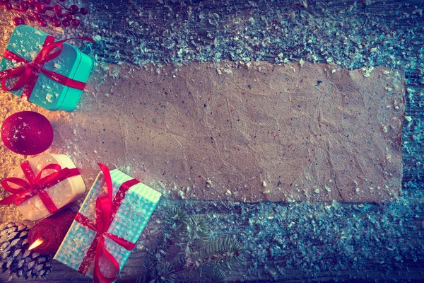 Weihnachtsgeschenke Und Leeres Papier Recycelt Schnee Hintergrund Tanne Und Zapfen — Stockfoto