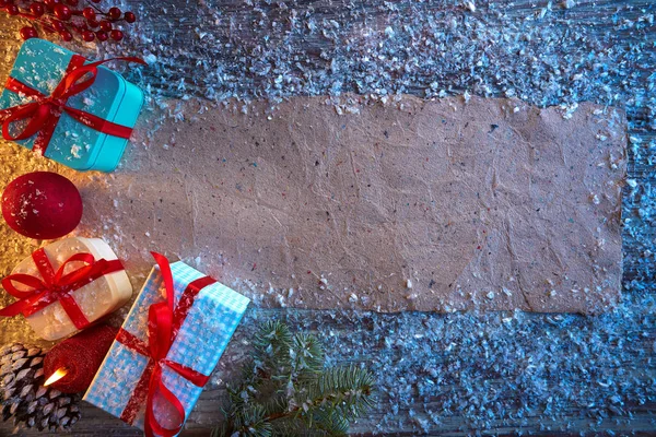 Weihnachtsgeschenke Und Leeres Papier Recycelt Schnee Hintergrund Tanne Und Zapfen — Stockfoto