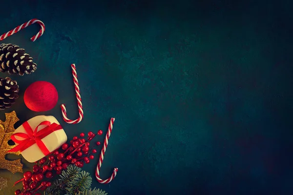 Weihnachtskarte Auf Blaugrünem Hintergrund Mit Bonbons Tanne Und Geschenk — Stockfoto