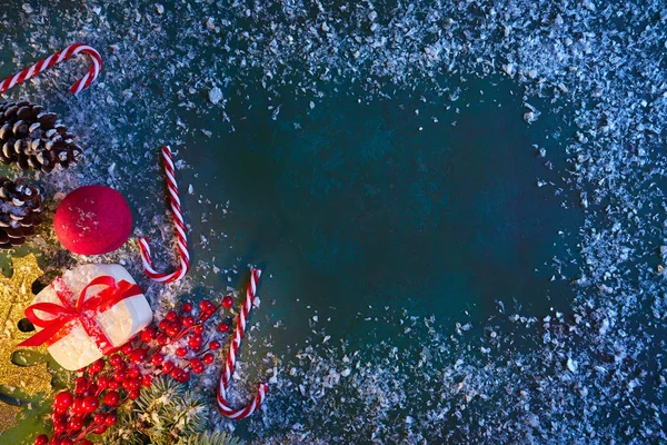 Weihnachtskarte Auf Blaugrünem Hintergrund Mit Bonbons Tanne Und Geschenk — Stockfoto