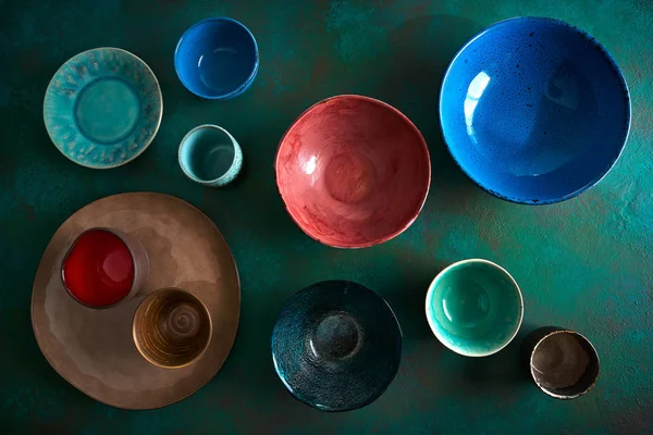 Керамические Тарелки Посуды Тарелки Гранж Зеленый Фон — стоковое фото