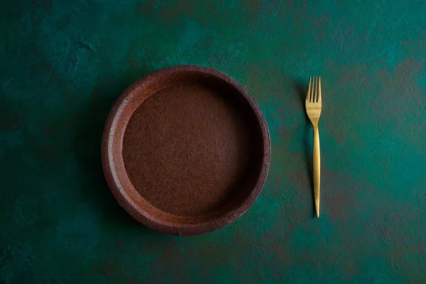 Plato Cerámica Sobre Fondo Verde Grunge Tenedor Dorado — Foto de Stock