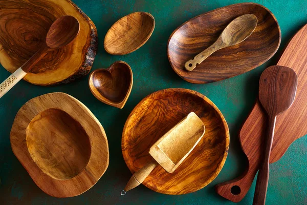 Деревянная Посуда Зеленом Фоне — стоковое фото