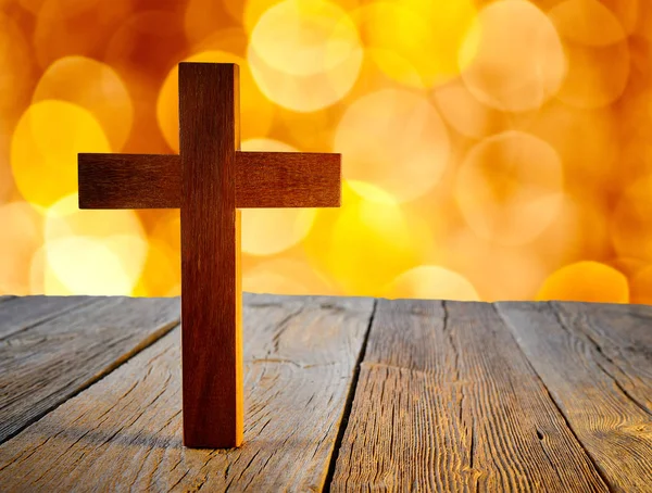 Křesťanské Dřevěný Kříž Rozostření Odlesku Světla Dřevěné Pozadí — Stock fotografie