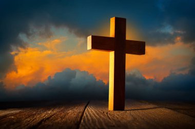 Ahşap çarmıhta Hıristiyan günbatımı gökyüzü ahşap yapılmış