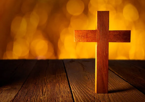 Χριστιανικός Σταυρός Ξύλο Θαμπάδα Φωτοβολίδα Φώτα Και Ξύλινο Υπόβαθρο — Φωτογραφία Αρχείου