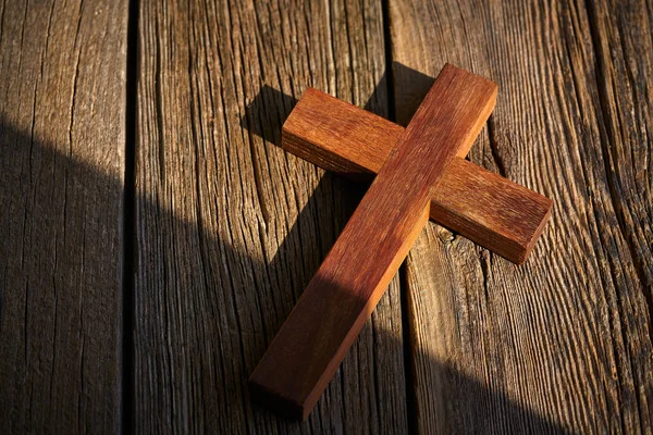 Christliches Kreuz Auf Holz Über Hölzernem Hintergrund Jahrgang Mit Schatten — Stockfoto