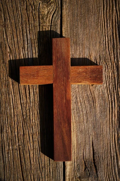 Христианский Крест Дереве Деревянном Фоне — стоковое фото