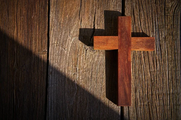 Χριστιανικό Σταυρό Στο Ξύλο Πάνω Vintage Ξύλινο Υπόβαθρο Σκιές — Φωτογραφία Αρχείου
