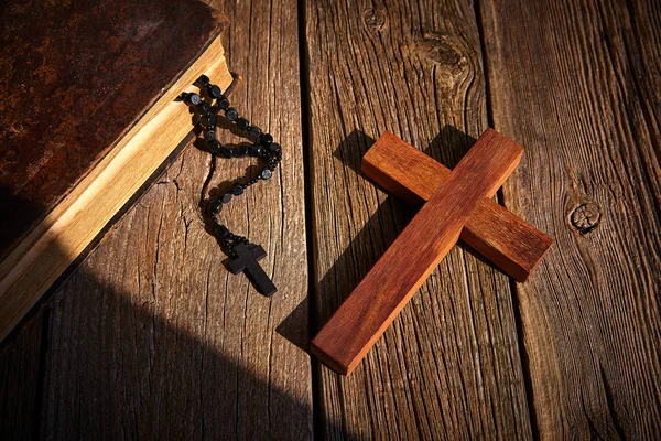 Christliches Kreuz Auf Holzbibel Und Rosenkranzperlen Auf Hölzernem Vintage Hintergrund — Stockfoto