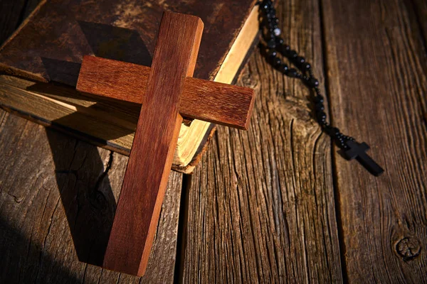 Cruz Cristã Madeira Bíblia Rosário Contas Sobre Fundo Vintage Madeira — Fotografia de Stock
