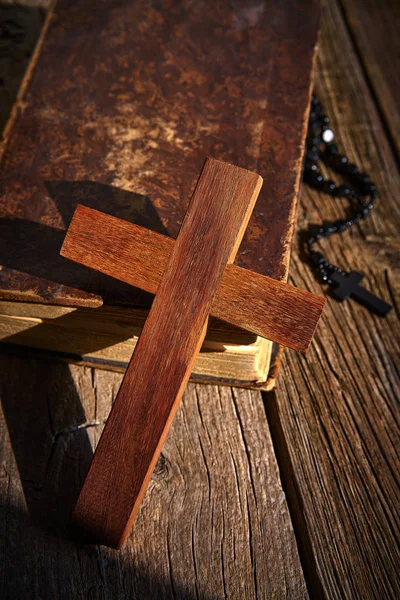 Cruz Cristiana Sobre Biblia Madera Rosarios Sobre Fondo Vintage Madera — Foto de Stock