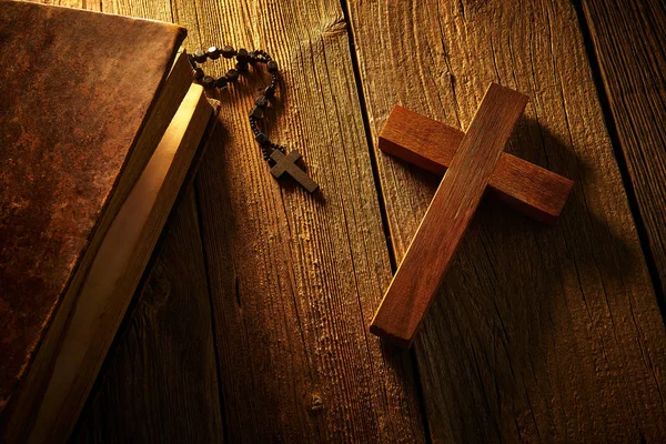 Христианский Крест Дереве Библия Четки Деревянном Винтажном Фоне — стоковое фото