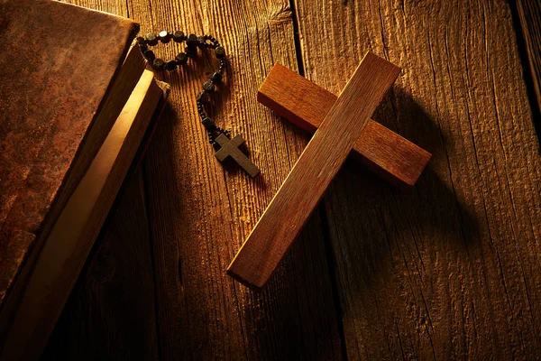 Χριστιανικού Σταυρού Στην Αγία Γραφή Και Ροδάριο Χάντρες Ξύλου Πέρα — Φωτογραφία Αρχείου