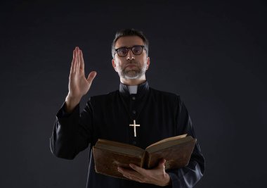 Kutsal İncil ile erkek nimet el el rahip