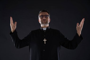 Rahip açık silah siyah izole dua Tanrı jest nimet