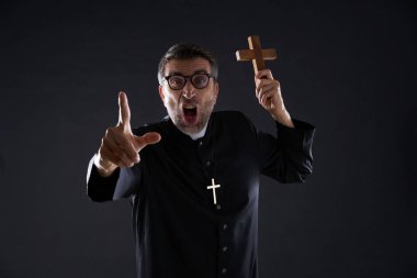 Rahip çapraz ahşap dua ve bağırarak holding