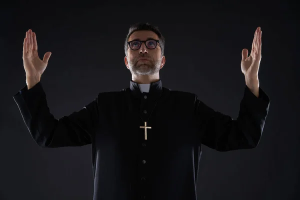 Open Armen Priester Zegen Bidden God Gebaar Geïsoleerd — Stockfoto