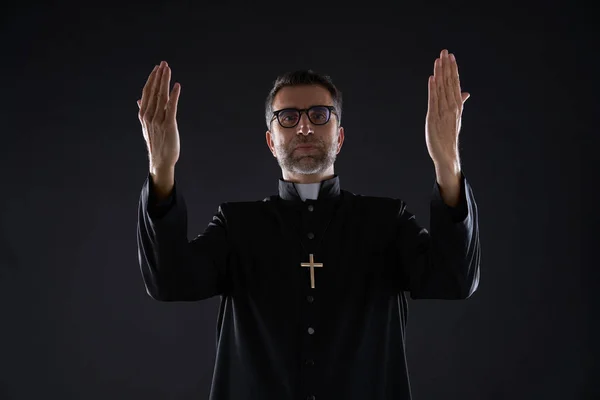 Ιερέας Ευλογία Προσεύχεται Θεός Χειρονομία Απομονωμένη Ανοιχτή Αγκαλιά — Φωτογραφία Αρχείου