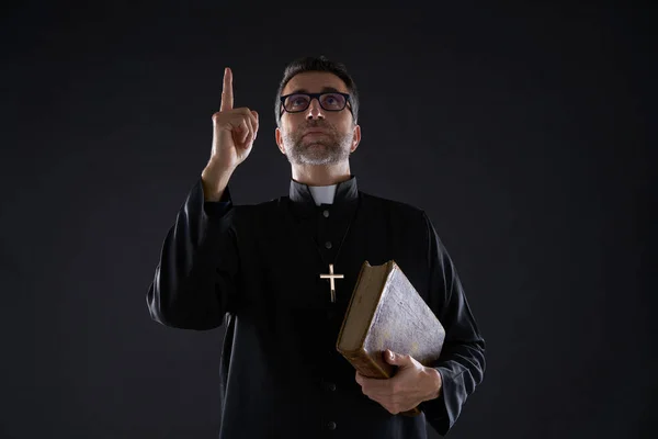 Sacerdote Masculino Segurando Bíblia Apontando Dedo Até Céu Céu — Fotografia de Stock