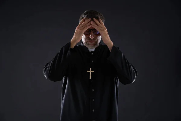 Prästen Manliga Händer Huvudet Orolig Uttryck Gest — Stockfoto