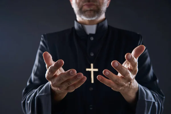 Sacerdote Mãos Abertas Braços Orando Oferecendo Oblação — Fotografia de Stock