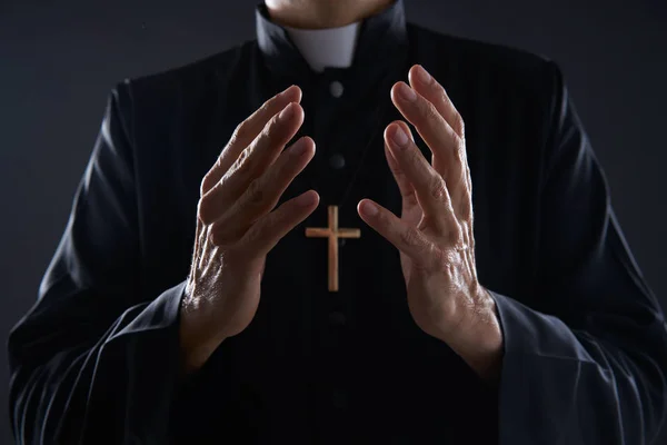 Priester Öffnet Arme Beim Opfergebet — Stockfoto