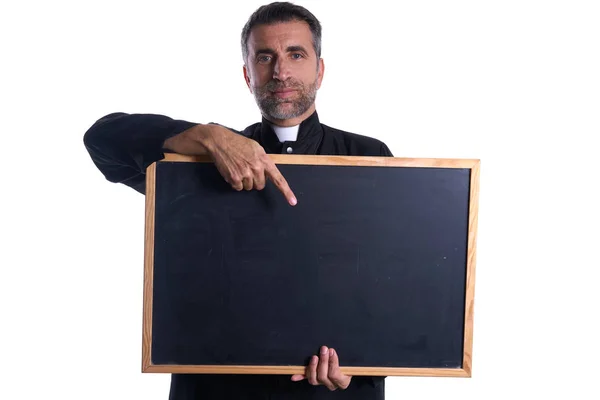 Prästen Håller Tom Blackboard Kopia Utrymme Isoleras Vit — Stockfoto