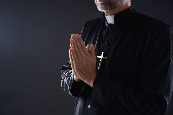 Молитвенные руки портрет священника мужского пола
