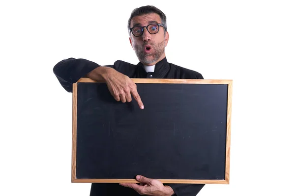牧师拿着空黑板拷贝空间查出在白色 — 图库照片