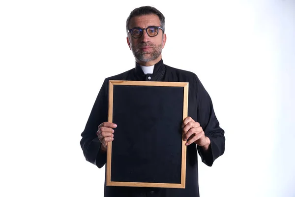 Priester Bezit Leeg Schoolbord Kopie Ruimte Geïsoleerd Wit — Stockfoto