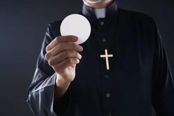 Comunione Ostia Wafer Sacerdote Mano Con Croce — Foto Stock