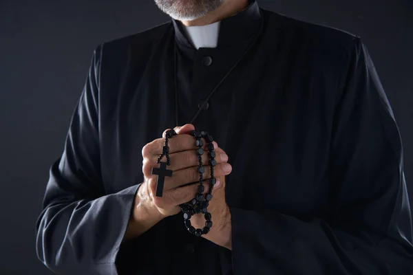 Ιερέας Προσεύχεται Χέρια Αρσενικό Χάντρες Κομπολόι — Φωτογραφία Αρχείου