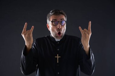 Komik deli rahip rock sembolü parmaklar elleri ile izole