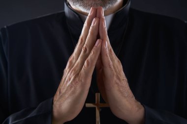 Dua eden eller rahip erkek papaz portresi