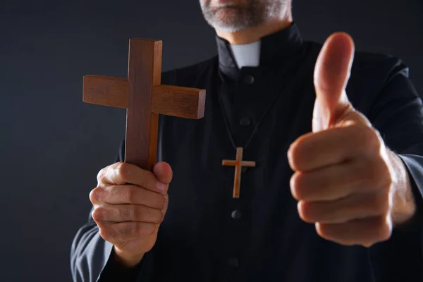 Ιερέας Κρατώντας Σταυρό Του Ξύλου Προσεύχεται Δάχτυλο Εντάξει Σημάδι — Φωτογραφία Αρχείου